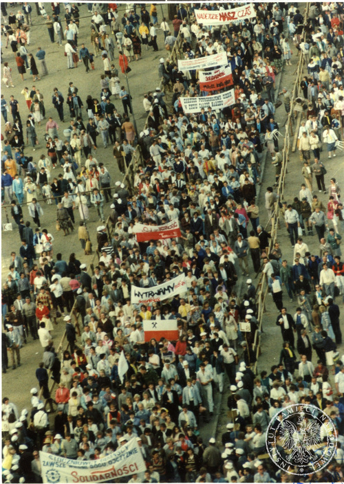 Demonstracja solidarnościowa, która przeszła ulicami Gdańska po mszy św. z udziałem Jana Pawła II na Zaspie, 12 czerwca 1987 r. Fot. z zasobu IPN
