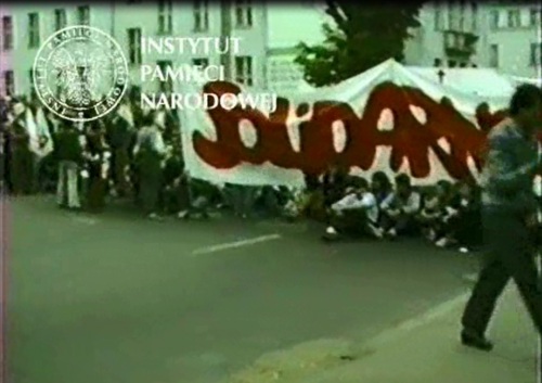 Kadr z filmu operacyjnego SB przedstawiający demonstrację, która przeszła ulicami Gdańska po mszy św. z udziałem Jana Pawła II na Zaspie, 12 czerwca 1987 r. Fot. z zasobu IPN