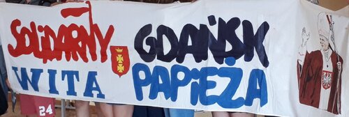 Transparent z napisem „Solidarny Gdańsk wita papieża”. Z zasobu IPN (dar Romana Jankowskiego).