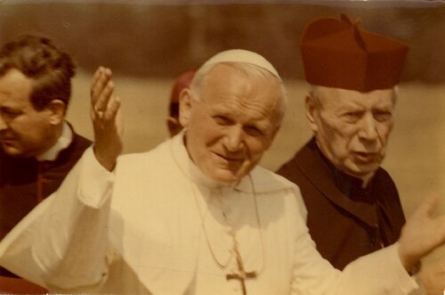 Jan Paweł II w towarzystwie kardynała Stefana Wyszyńskiego, Gębarzewo koło Gniezna, 3 czerwca 1979 r. Fot. z zasobu IPN (dar Lecha Tatkowskiego)