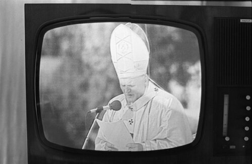 Ujęcie z relacji telewizyjnej z pierwszej pielgrzymki papieża Jana Pawła II do Polski w 1979 r. Fot. z zasobu IPN (na podstawie negatywów przekazanych w darze przez Annę Błaszczykowską)