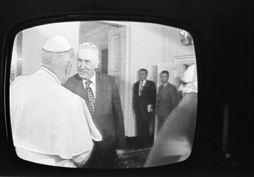 Ujęcie z relacji telewizyjnej z pierwszej pielgrzymki papieża Jana Pawła II do Polski w 1979 r. Fot. z zasobu IPN (na podstawie negatywów przekazanych w darze przez Annę Błaszczykowską)