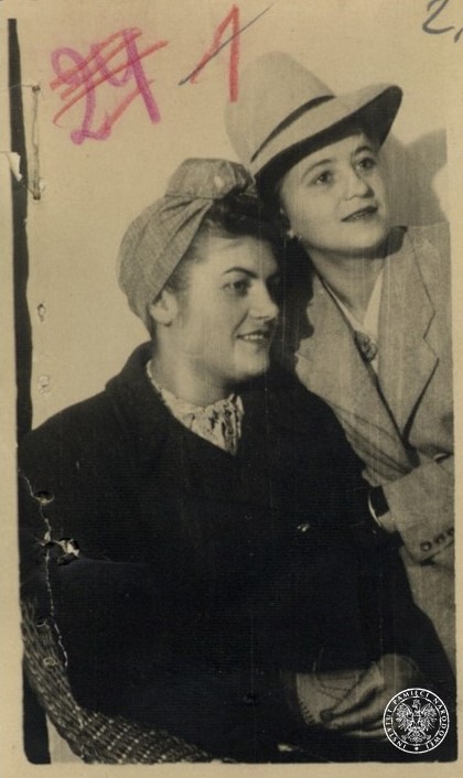 Barbara Niemczuk (ur. 1922) i Kazimiera Mielczarek (ur. 1923), członkinie komórki wywiadu KWP „Wernyhora”, zdjęcie z akt komunistycznego śledztwa. Fot. z zasobu IPN