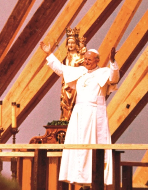 Jan Paweł II na tle figury Matki Boskiej Ludźmierskiej. Fot. ze zbiorów parafii NSPJ w Nowym Targu