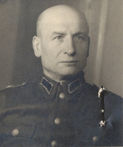 Zdjęcie legitymacyjne mężczyzny w mundurze