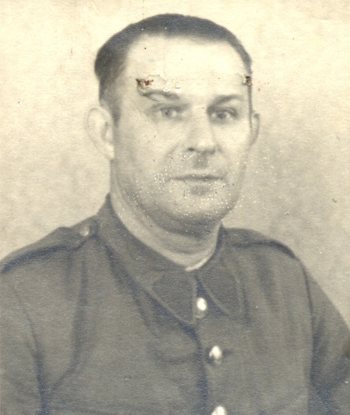 Zdjęcie legitymacyjne mężczyzny w mundurze