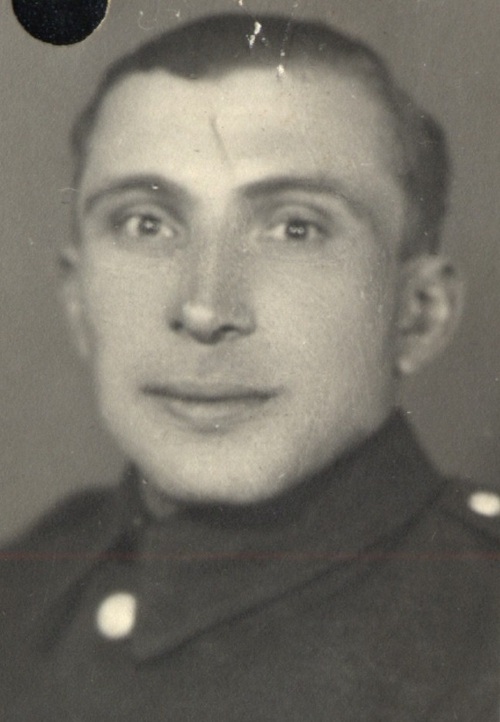 Zdjęcie legitymacyjne mężczyzny w mundurze