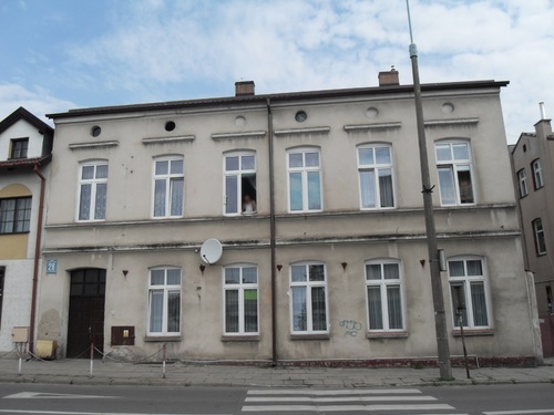 Współczesne zdjęcie budynku. Niska, jednopiętrowa kamienica.