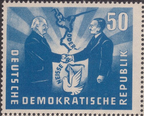 Wschodnioniemiecki znaczek pocztowy z Friedrichem Wilhelmem Reinholdem Pieckiem i Bolesławem Bierutem - 1951 r. (domena publiczna)