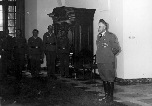 Okupowany Kraków, czerwiec 1944. SS-Obergruppenführer Wilhelm Koppe na okupowanym Zamku Królewskim przemawia do członków niemieckiej służby pracy. Ze zbiorów Narodowego Archiwum Cyfrowego