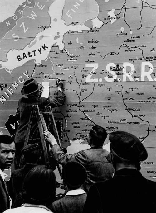 Mieszkańcy Lublina przed propagandową mapą działań wojennych Niemiec na froncie wschodnim - lipiec 1941. Fot. NAC
