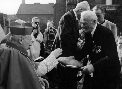 Obchody Tysiąclecia Chrztu Polski w Opolu i Kamieniu Śląskim. Powitanie Prymasa Polski ks. kard. Stefana Wyszyńskiego chlebem i solą, Opole, 13 sierpnia 1966 r. Ze zbiorów Narodowego Archiwum Cyfrowego