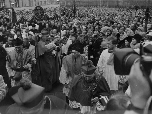 Obchody Tysiąclecia Chrztu Polski w Olsztynie i Fromborku. Prymas Polski ks. kard. Stefan Wyszyński błogosławi wiernych zgromadzonych na placu, Frombork, 1966. Ze zbiorów Narodowego Archiwum Cyfrowego