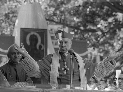 Obchody Tysiąclecia Chrztu Polski w Olsztynie i Fromborku. Prymas Polski ks. kard. Stefan Wyszyński głosi homilię podczas uroczystej sumy milenijnej, Frombork, 19 czerwca 1966 r. Za Prymasem stoi jego sekretarz, ks. infułat Władysław Padacz. Ze zbiorów Narodowego Archiwum Cyfrowego