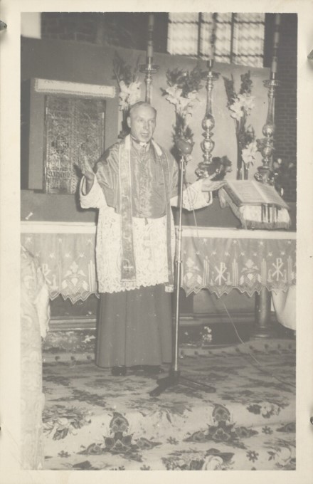 Kardynał Stefan Wyszyński podczas ponownego poświęcenia katedry św. Jakuba i św. Agnieszki w Nysie, 15 sierpnia 1959 r. Ze zbiorów cyfrowych Biblioteki Narodowej (polona.pl)