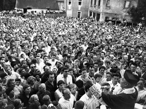 Obchody Tysiąclecia Chrztu Polski w Opolu i Kamieniu Śląskim. Uczestnicy uroczystości słuchają kazania Prymasa Stefana Wyszyńskiego (przy mikrofonie), Kamień Śląski, 14 sierpnia 1966 r. Ze zbiorów Narodowego Archiwum Cyfrowego
