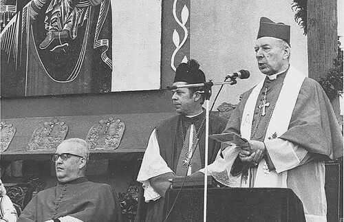 Słupsk, 26 czerwca 1977 r. – piąta rocznica kanonicznego uregulowania organizacji kościelnej na Ziemiach Odzyskanych; obok Prymasa Stefana Wyszyńskiego ks. prał. Józef Glemp. Fot. historialomzy.pl