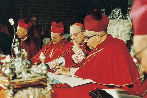 Uroczystości dwudziestopięciolecia pracy Kościoła na Ziemiach Odzyskanych, Wrocław 1970 r.; od lewej: abp Antoni Baraniak, kard. Karol Wojtyła, kard. Stefan Wyszyński, abp Bolesław Kominek. Fot. Instytut Prymasowski
