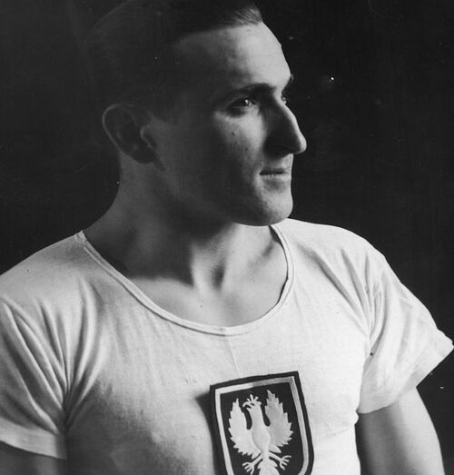 Czarno-białe zdjęcie profilowe mężczyzny w stroju sportowym (na koszulce widoczna naszywka z orłem białym)