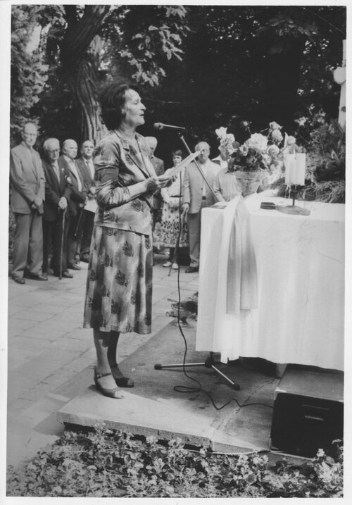 Wanda Madejczyk prezentująca jeden ze swoich utworów podczas uroczystości rocznicowych poświęconych pamięci żołnierzy AK, Sandomierz, 2 VIII 1986 r. Zbiory  Anny Wasilewskiej