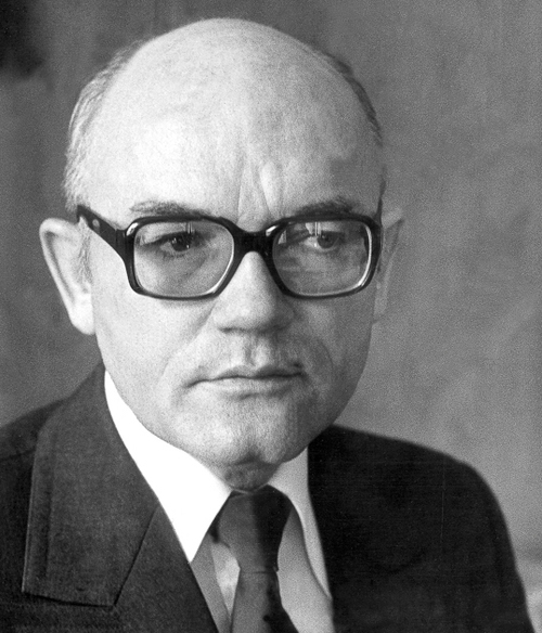 Tadeusz Fiszbach - zdjęcie portretowe mężczyzny w okularach.