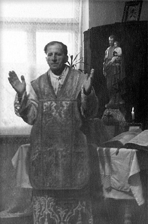 Ojciec Serafin Kaszuba odprawiający Mszę świętą. Ze strony: www.serafinkaszuba.pl, prowadzonej przez zakon Kapucynów – Prowincja Krakowska