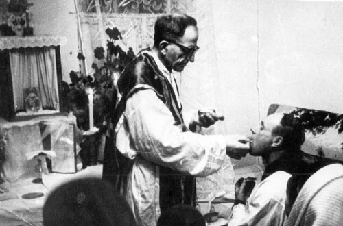 Ojciec Serafin Kaszuba udzielający sakramentu Eucharystii. Ze strony: www.serafinkaszuba.pl, prowadzonej przez zakon Kapucynów – Prowincja Krakowska