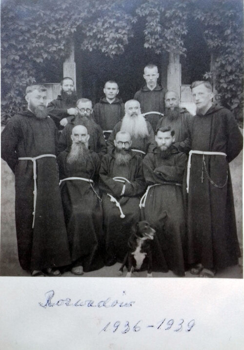 Wśród braci. Ze strony: www.serafinkaszuba.pl, prowadzonej przez zakon Kapucynów – Prowincja Krakowska