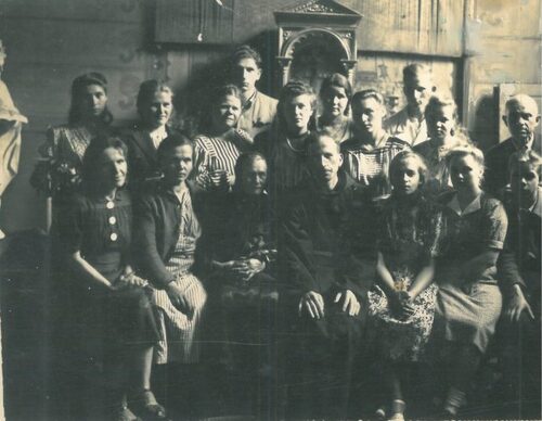 Ojciec Serafin Kaszuba wśród tych, którym służył. Ze strony: www.serafinkaszuba.pl, prowadzonej przez zakon Kapucynów – Prowincja Krakowska