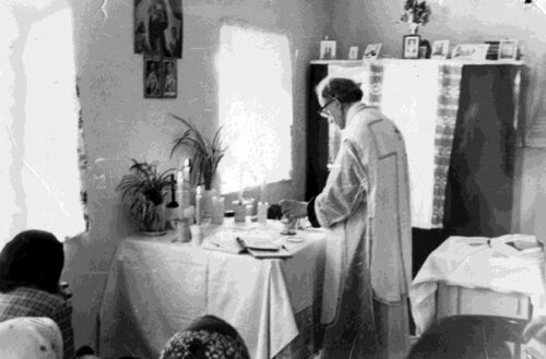 Kościół w niewoli, Kościół domowy. Ze strony: www.serafinkaszuba.pl, prowadzonej przez zakon Kapucynów – Prowincja Krakowska