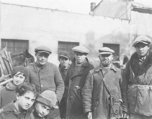 Polska, mieszkańcy lwowskiej dzielnicy Zamarstynów, okres Drugiej Rzeczpospolitej. Ze zbiorów Narodowego Archiwum Cyfrowego (autor zdjęcia: L. Oberhard, Lwów)