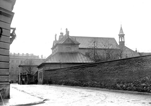 Kościół Zwiastowania Najświętszej Marii Panny i klasztor kapucynów przy ul. Loretańskiej w Krakowie, 1935. Fragment ulicy z widokiem na kościół i klasztor od północy. Ze zbiorów Narodowego Archiwum Cyfrowego