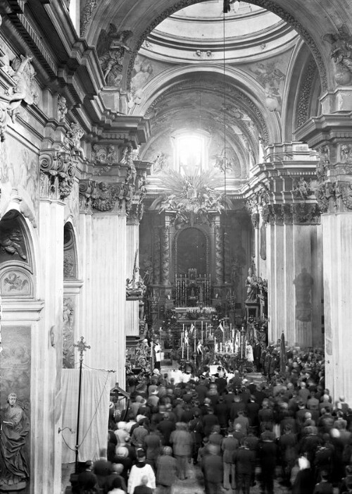 Kościół św. Anny przy ul. św. Anny w Krakowie, 1933. Wnętrze nawy głównej podczas nabożeństwa. Ze zbiorów Narodowego Archiwum Cyfrowego