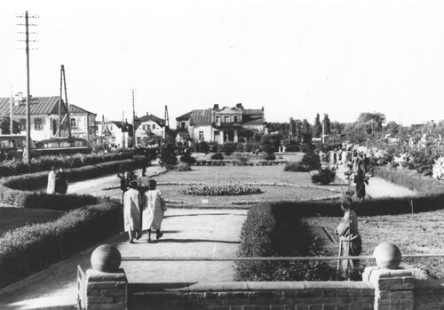 Równe, skwer przy ul. Garbarskiej (lub ul. Poniatowskiego) powstały staraniem Towarzystwa Upiększania Miasta. …Ale to z lat wolnej Polski, Drugiej Rzeczpospolitej. Ze zbiorów Narodowego Archiwum Cyfrowego