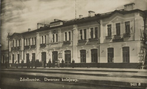 Polska, Zdołbunów (woj. wołyńskie), dworzec kolejowy. Pocztówka, 1935 – 1944. Ze zbiorów cyfrowych Biblioteki Narodowej (polona.pl)