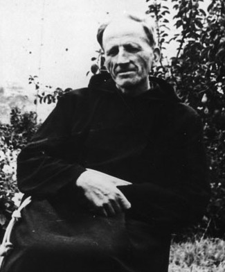 Zdjęcie o. Serafina Kaszuby, pomimo tego, że już z późnego okresu jego życia, to jednak i wtedy absolutnie wyjątkowe: Boży Wędrowiec - siedzący. Ze strony: www.ZycieZakonne.pl, będącej oficjalnym serwisem informacyjnym Konferencji Wyższych Przełożonych Zakonów Męskich w Polsce