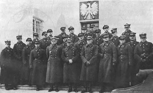 Grupa mężczyzn w mundurach (ustawionych w dwóch rzędach) pozuje do zdjęcia