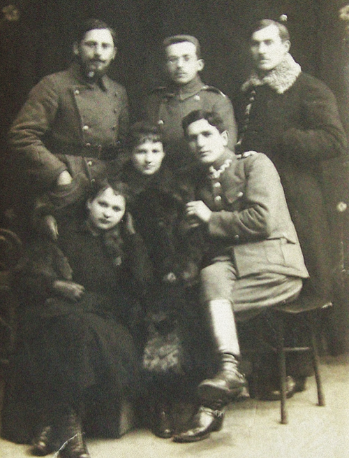 Zdjęcie pamiątkowe - czterech mężczyzn i dwie kobiety