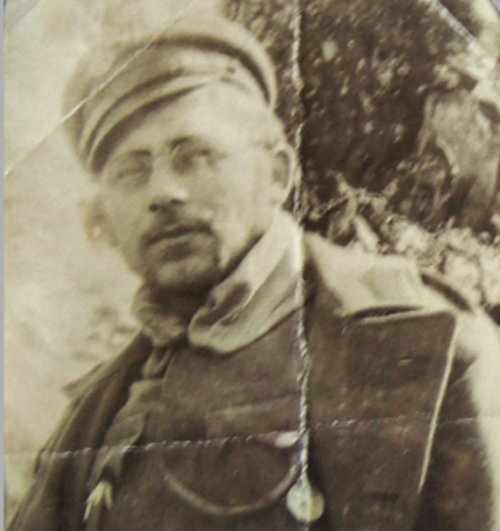 Pogięte zdjęcie mężczyzny w mundurze