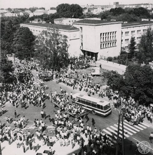 Radom, demonstracja przed gmachem KW PZPR podczas Czerwca`76. Fot. z zasobu IPN