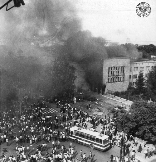 Czerwiec`76: płonący budynek komunistów „wojewódzkich” w Radomiu. Fot. z zasobu IPN