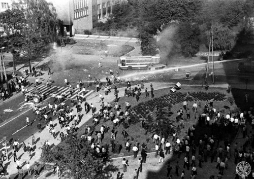 Czerwiec 1976 - radomskie walki uliczne Polaków z siłami reżimu Gierka. Fot. z zasobu IPN