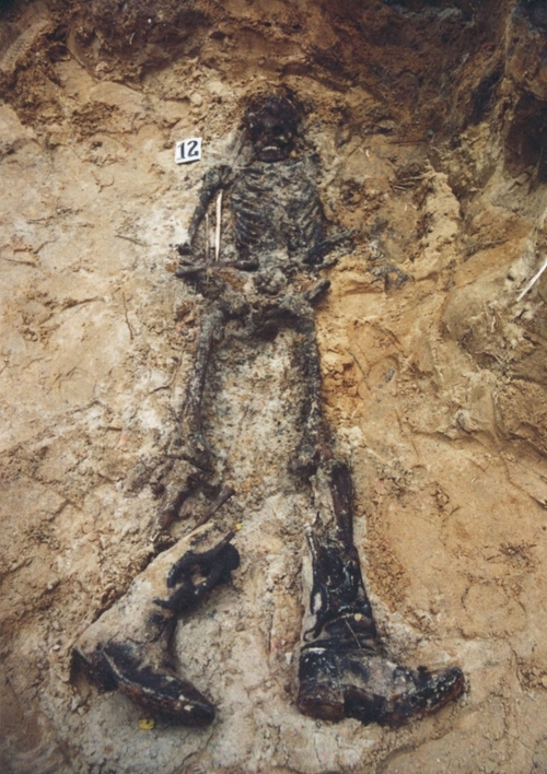 Szkielet ludzki ułożony w jamie grobowej