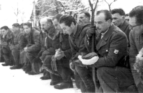 2. kompania III batalionu 77. pp w czasie modlitwy, w środku szeregu ppor. Ryszard Reiff „Jacek”, ze zb. Światowego Związku Żołnierzy Armii Krajowej Okręg Polesie