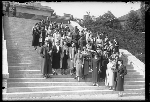 Kurs oświatowy Polskiego Białego Krzyża. Grupa uczestniczek kursu i oficerowie przed Bramą Straceń Cytadeli Warszawskiej, 1936 r. W grupie osób stojących na schodach przeważają kobiety.