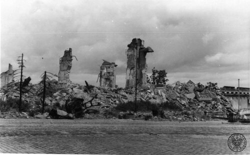 Fragmenty ruin Zamku Królewskiego w Warszawie w czerwcu 1945 roku.