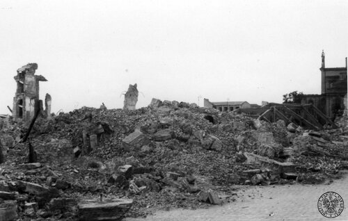 Fragmenty ruin Zamku Królewskiego w Warszawie latem 1945 roku,  widok od strony Wisły.