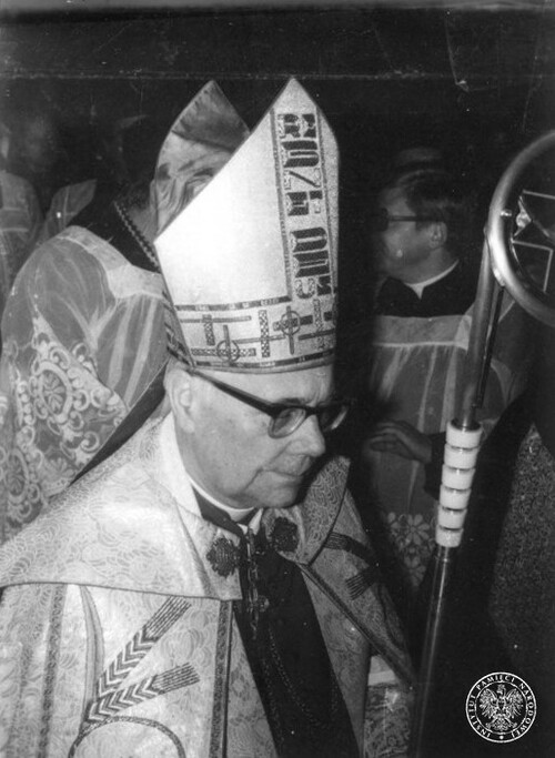 Biskup pomocniczy warszawski Jerzy Modzelewski w czasie uroczystości nawiedzenia kopii obrazu Matki Boskiej Częstochowskiej w kościele pod wezwaniem Świętego Zbawiciela w Warszawie, 28 listopada 1980 roku. Biskup jest w szatach liturgicznych i ma w ręku pastorał, z tyłu za nim grupa księży.