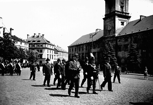 Bracia Kurkowi w swoich historycznych strojach maszerują obok Zamku Królewskiego w Warszawie