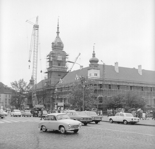 Końcowy etap odbudowy Zamku Królewskiego w Warszawie, 7 lipca 1974 roku. Widok od ulicy Krakowskie Przedmieście. Widoczny dźwig i rusztowania. Na ulicy samochody Fiat 125p i Syrena 105.